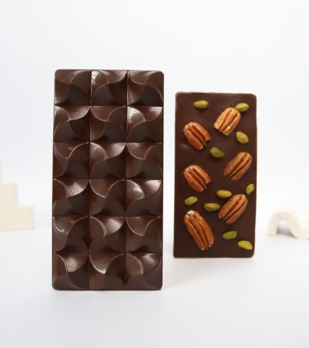 Шоколад тёмный с пеканом и фисташкой