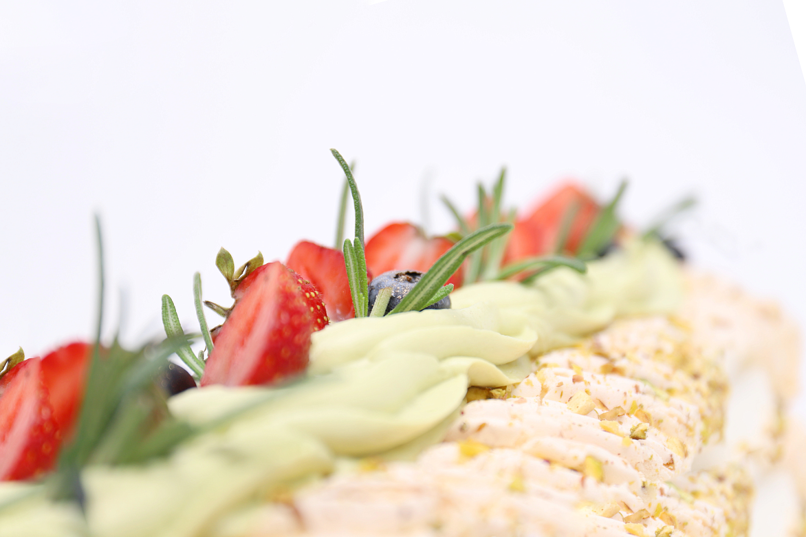 Меренговый рулет с фисташкой и малиной