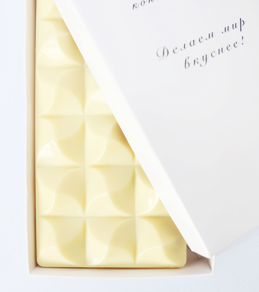 Шоколад белый с клубникой и миндалём