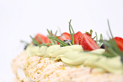 Рулет «Меренговый» с фисташкой и малиной