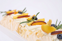 Рулет меренговый «Тропический»