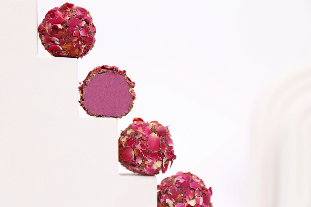 Конфеты с чёрной смородиной в лепестках чайной розы