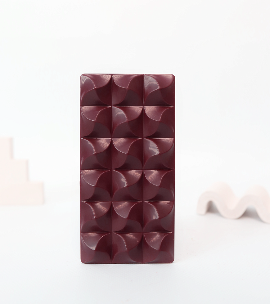 Шоколад молочный с малиной и чёрной смородиной