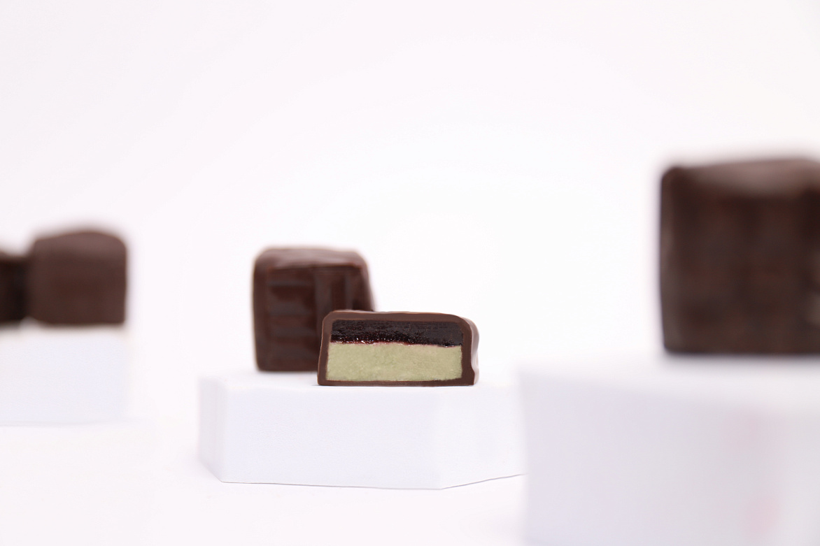 Конфеты с марципаном и малиной