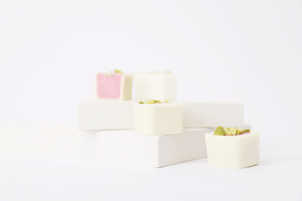 Конфеты с малиной и фисташкой