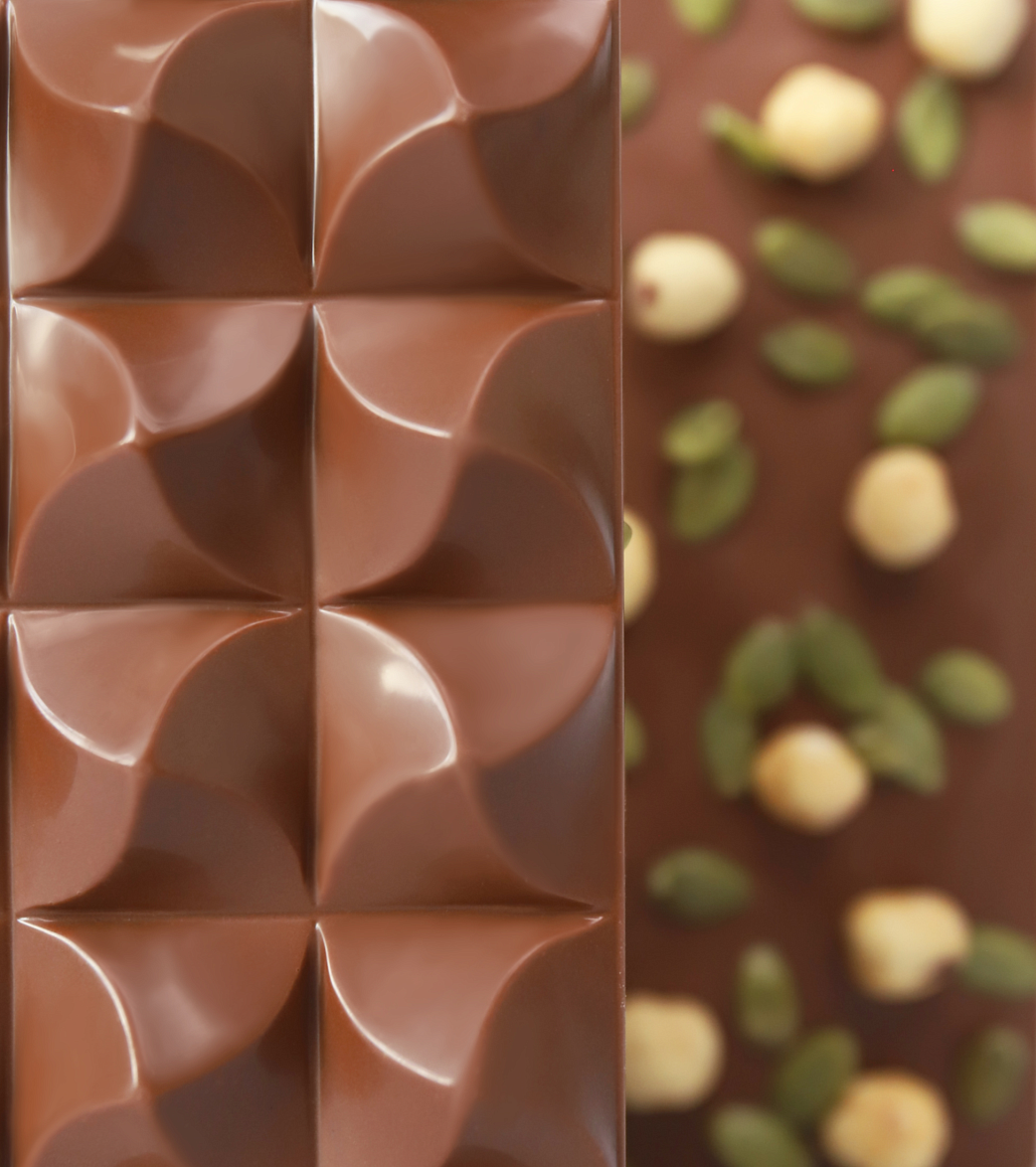 Шоколад молочный с фундуком и тыквенными семечками