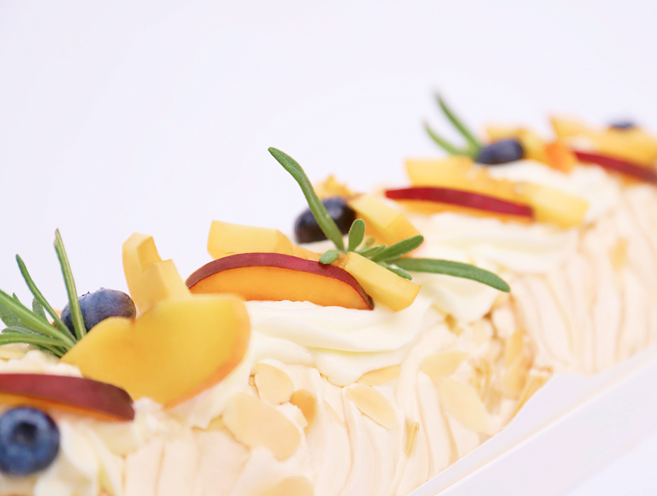 Рулет меренговый с манго и маракуйей