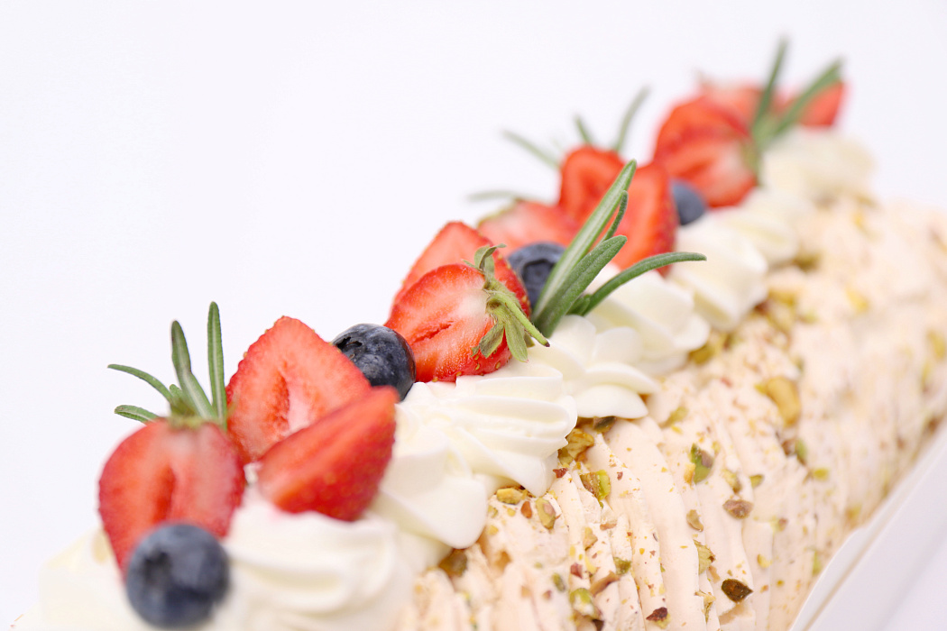 Рулет меренговый