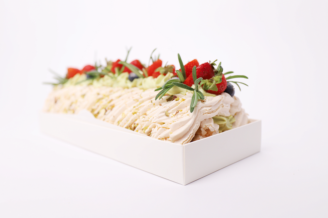 Меренговый рулет с фисташкой и малиной