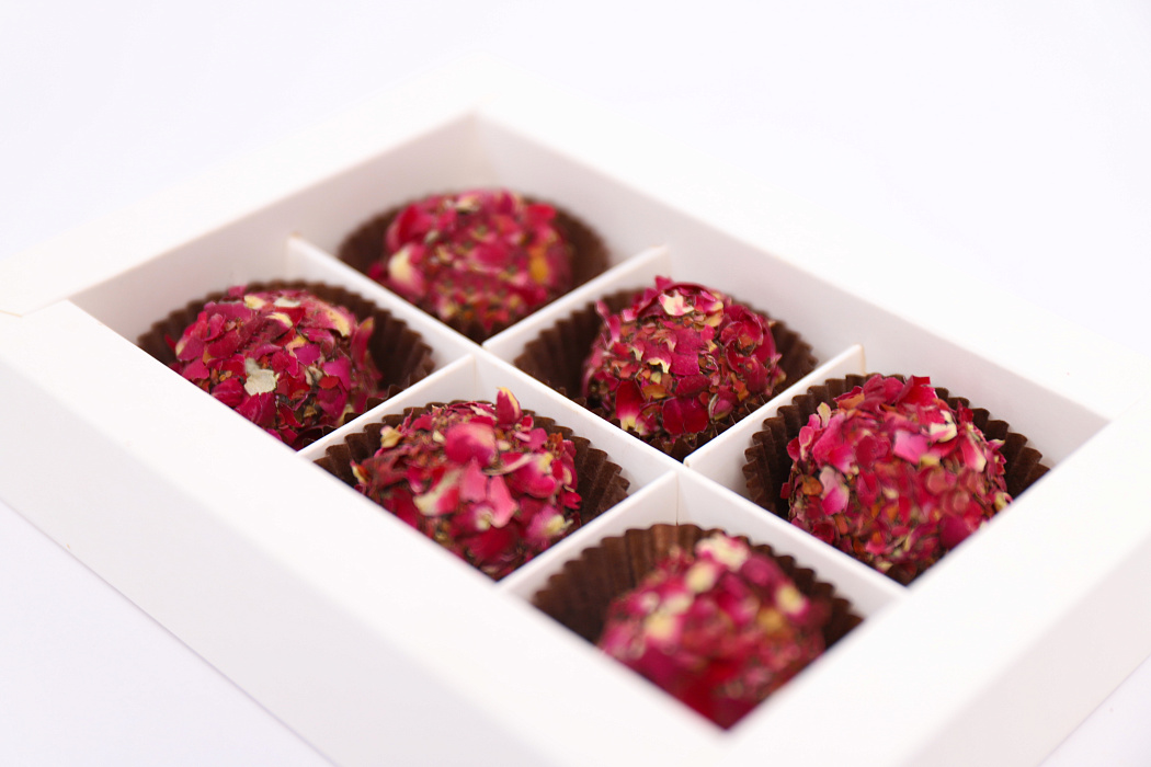 Конфеты с чёрной смородиной в лепестках чайной розы
