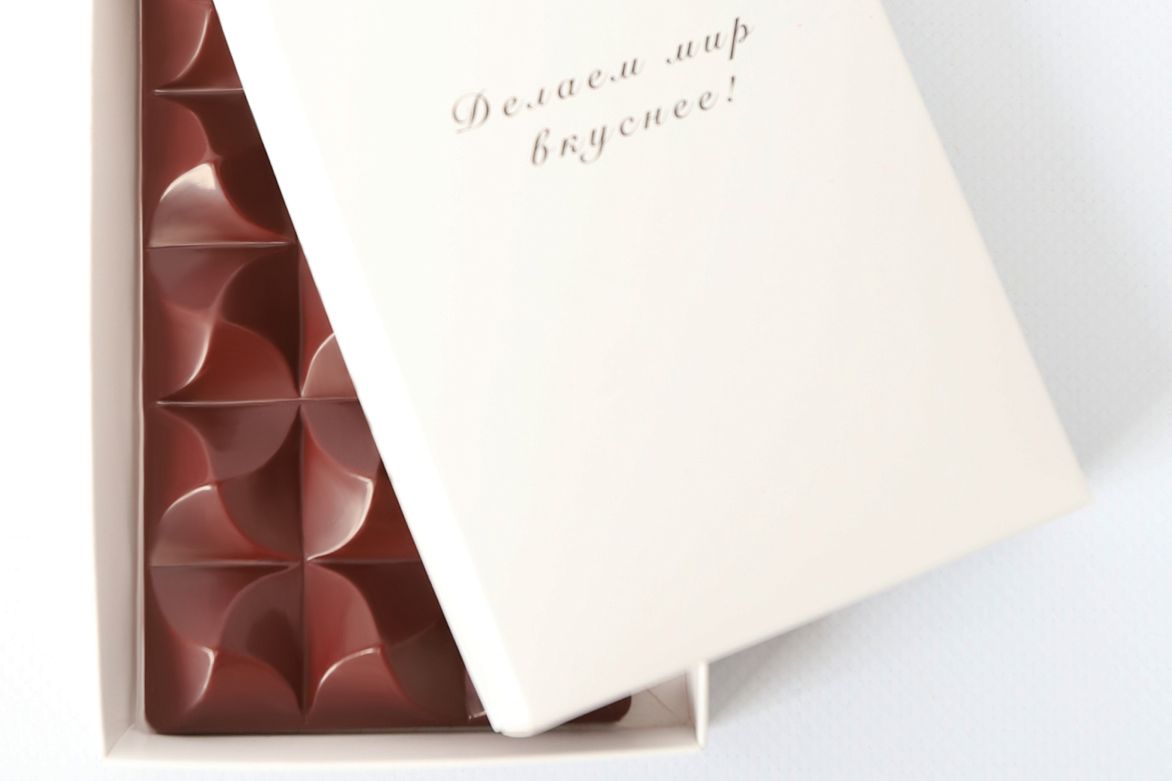 Шоколад молочный с малиной и чёрной смородиной