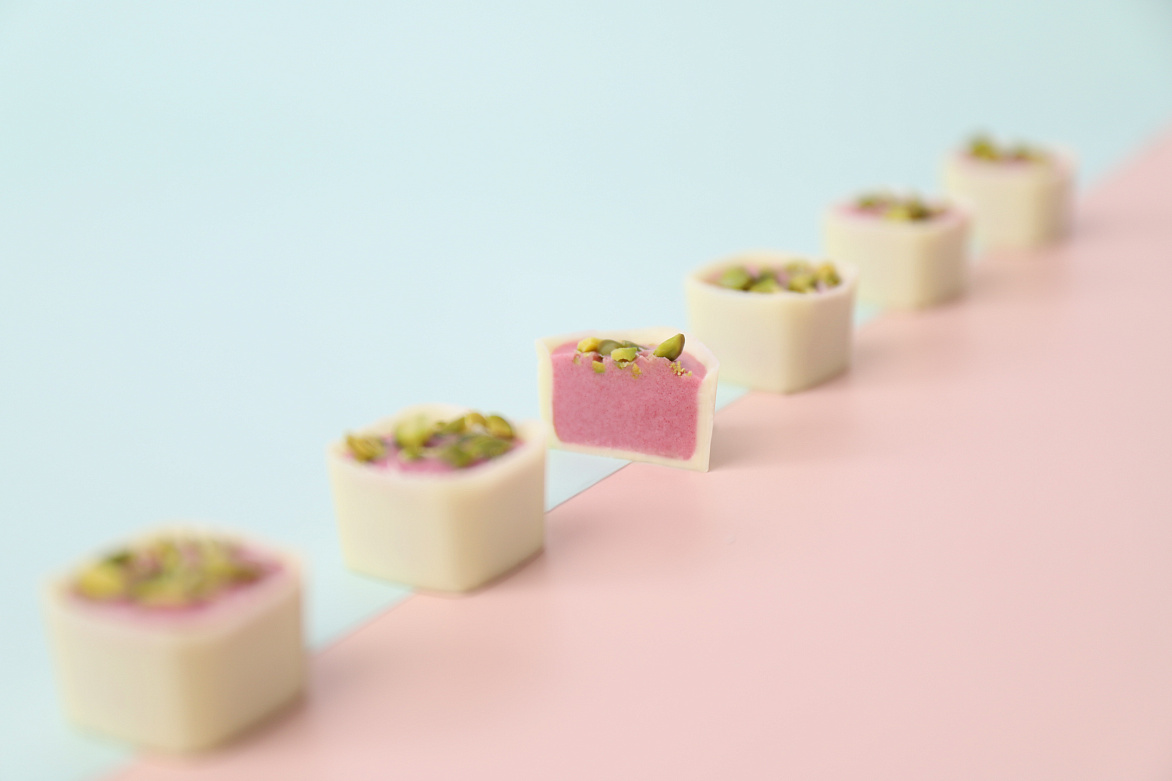 Конфеты с малиной и фисташкой