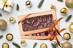 Темный шоколад с клубникой и ежевикой "Новогодняя деревня"