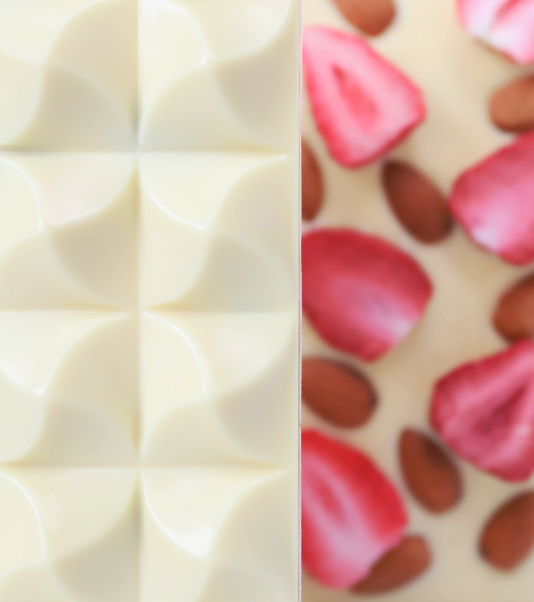 Шоколад белый с клубникой и миндалём