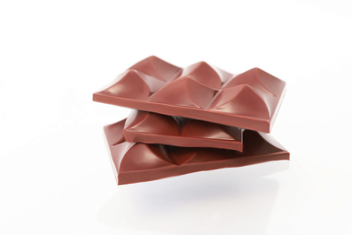 Шоколад молочный с малиной и чёрной смородиной