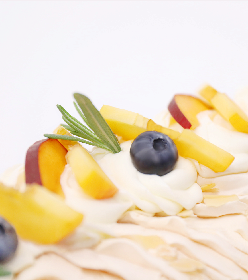 Рулет меренговый с манго и маракуйей