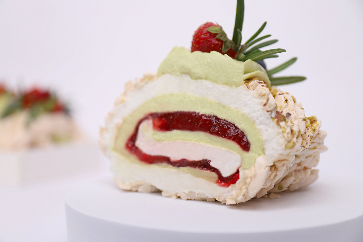 Меренговый рулет с фисташкой и малиной