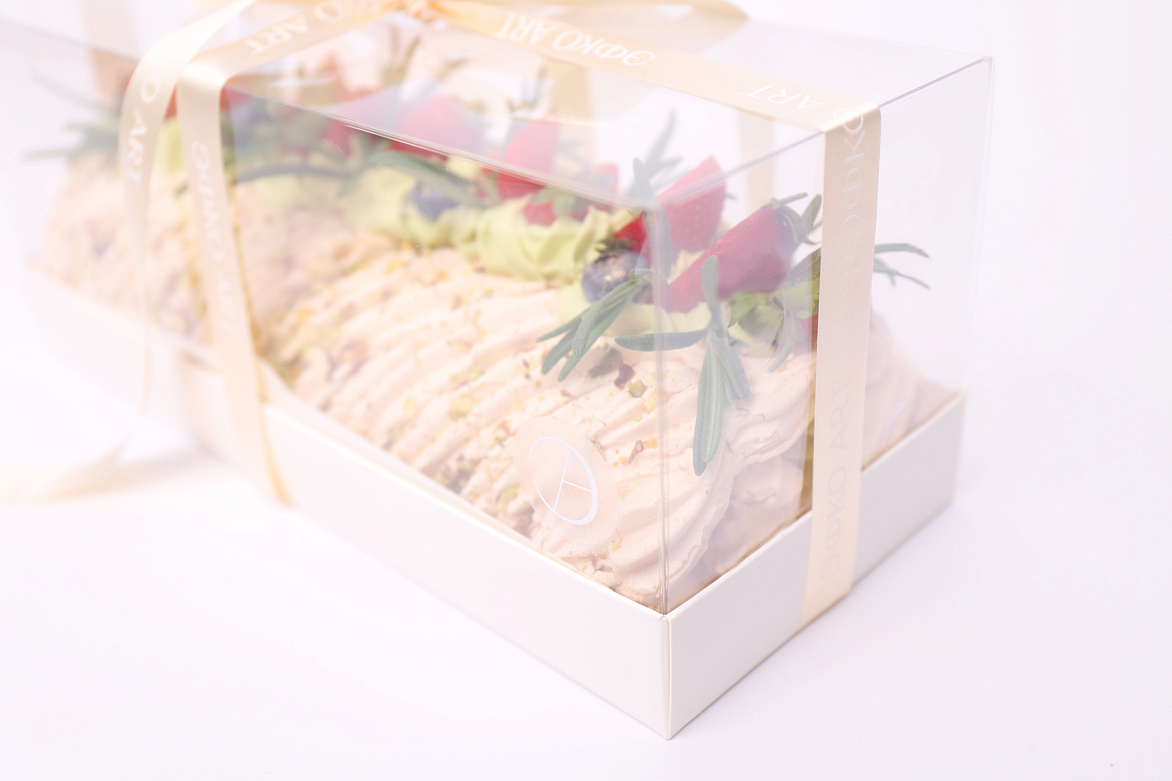 Меренговый рулет с фисташкой и малиной