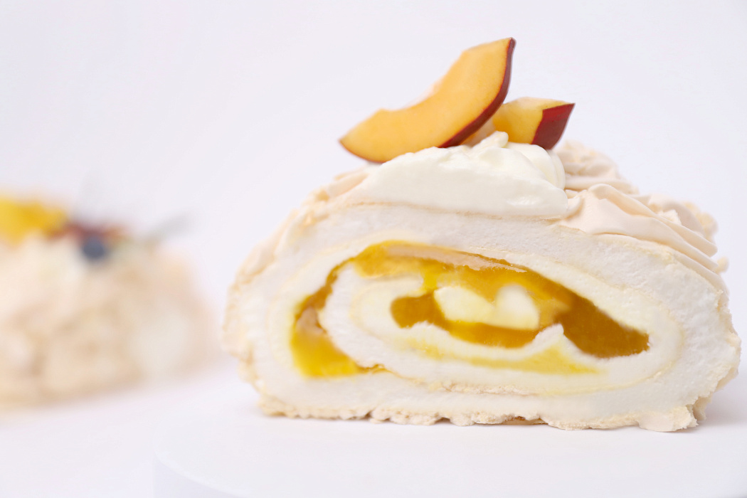 Рулет меренговый с манго и маракуйей