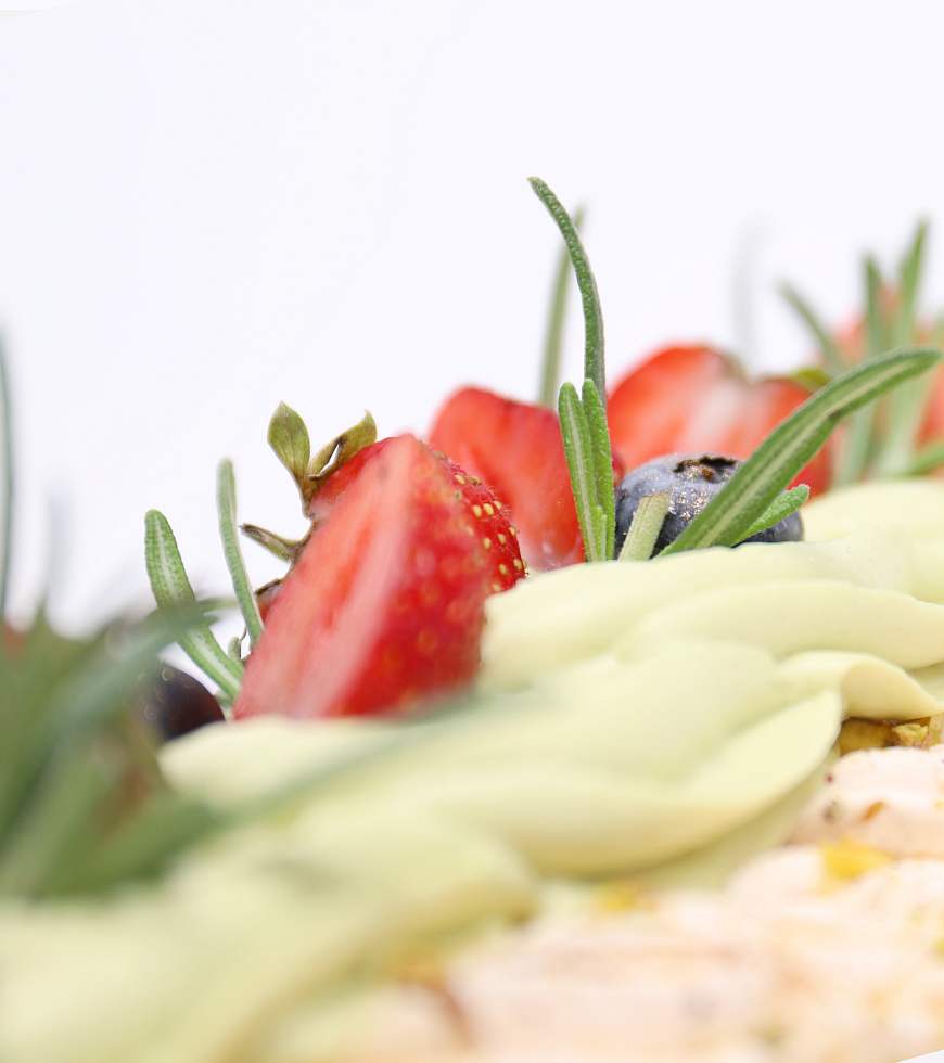 Меренговый рулет с фисташкой и малиной